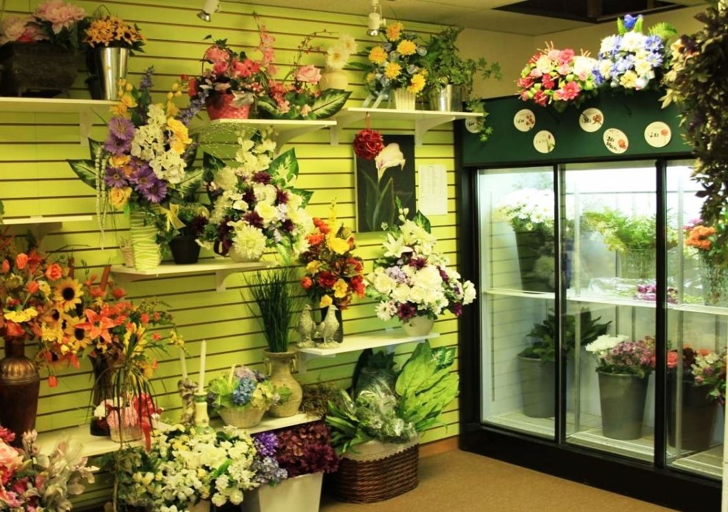Затраты цветочного магазина. Интерьер цветочного магазина. Красивый цветочный магазин. Цветы в цветочном магазине. Оборудование для магазина цветов.